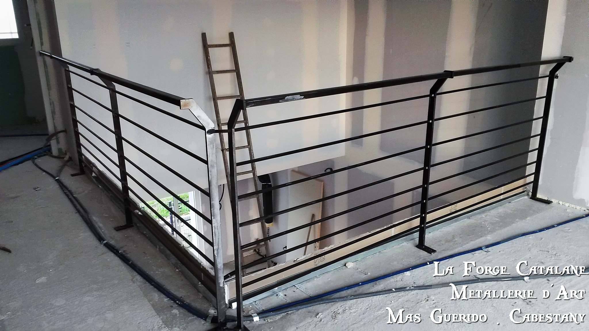 Garde corps decoupe laser lisses horizontale carre main courante deporte forge catalane 4.jpg